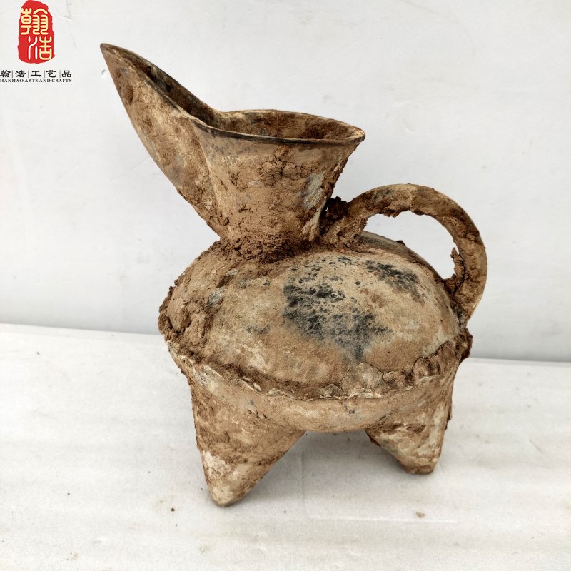 白陶空足鬶1959年山东泰安大汶口遗址墓葬出土现藏山东省博物馆。